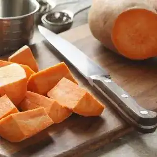 1262-Batata-Doce-Laranja-e-outros-vegetais-frutas-mercearias-e-cabazes-ao-domicilio-com-a-Horta-da-Maria-Portugal-1.webp Batata Doce Laranja (500gr)