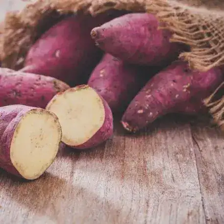 1266-Batata-Doce-Amarela-e-outros-vegetais-frutas-mercearias-e-cabazes-ao-domicilio-com-a-Horta-da-Maria-Portugal.webp Batata Doce Amarela (500gr)